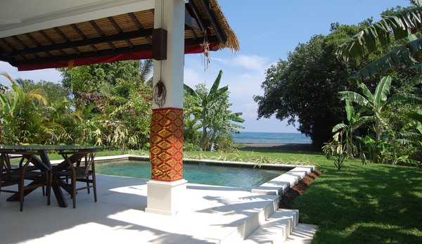 View terrace, pool, garden, sea